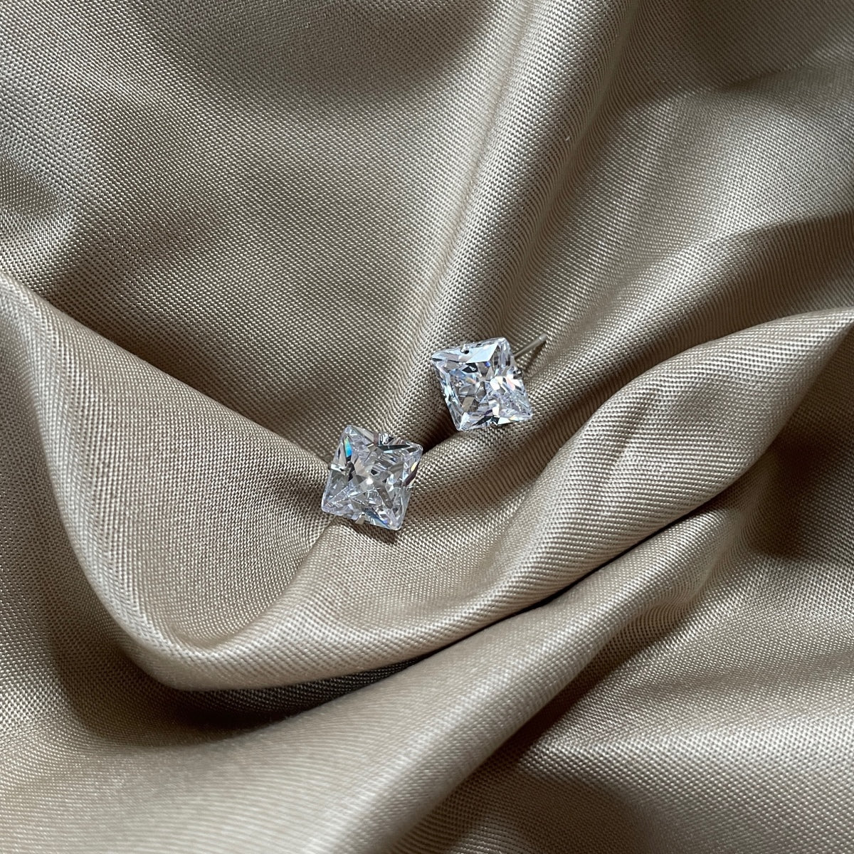 [Oramore Jewelry]Stylish Shiny Square Center Stone Stud Earrings