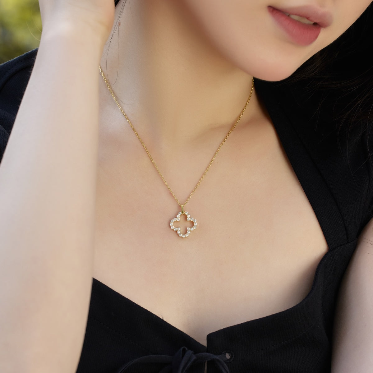 [Oramore Jewelry]Four-Leaf Clover Hollow Design Exquisite Necklace