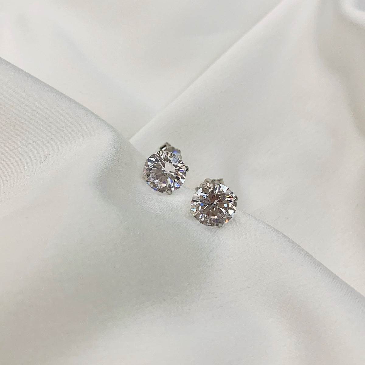 [Oramore Jewelry]Stylish Shiny Round Center Stone Stud Earrings