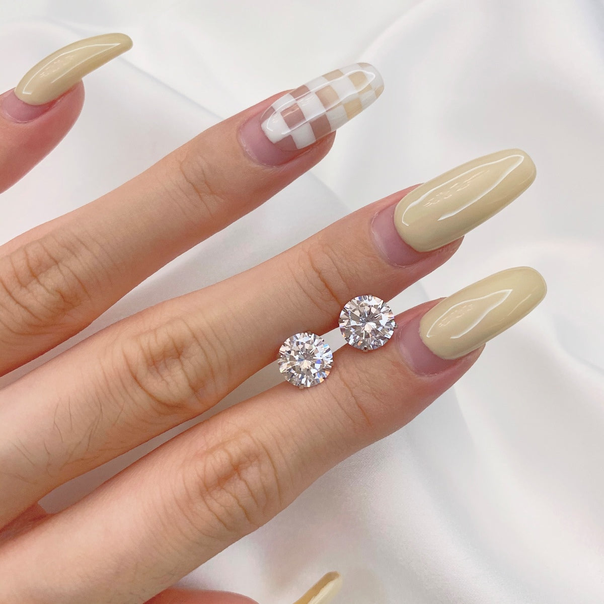 [Oramore Jewelry]Stylish Shiny Round Center Stone Stud Earrings