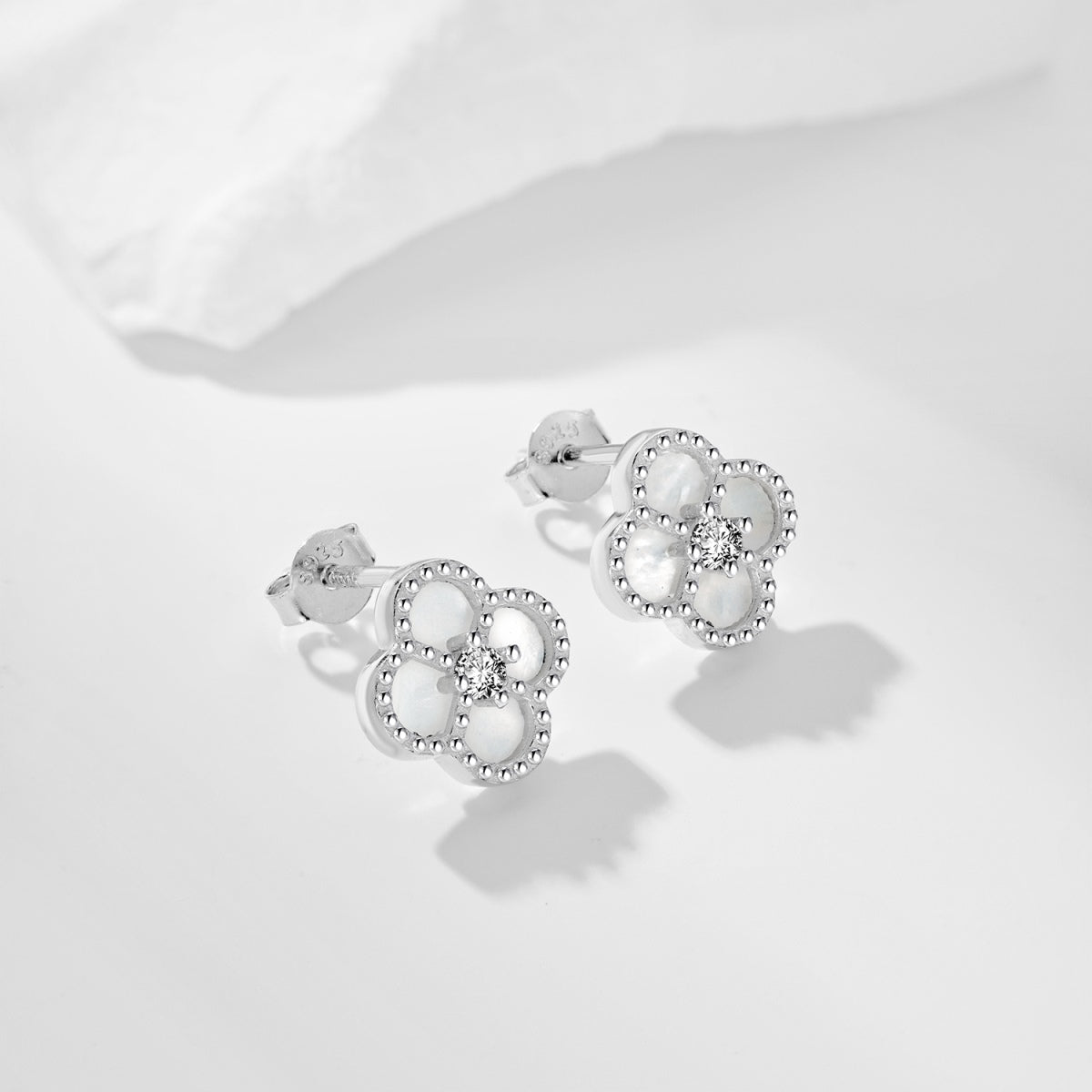 [Oramore Jewelry]Four-Leaf Clover Flower Shape Exquisite Earrings