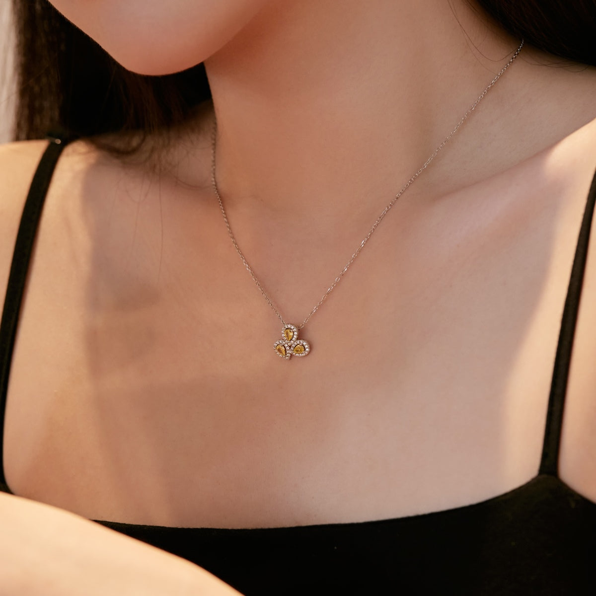 [Oramore Jewelry]Elegant Flower Shape Pear Cut Necklace