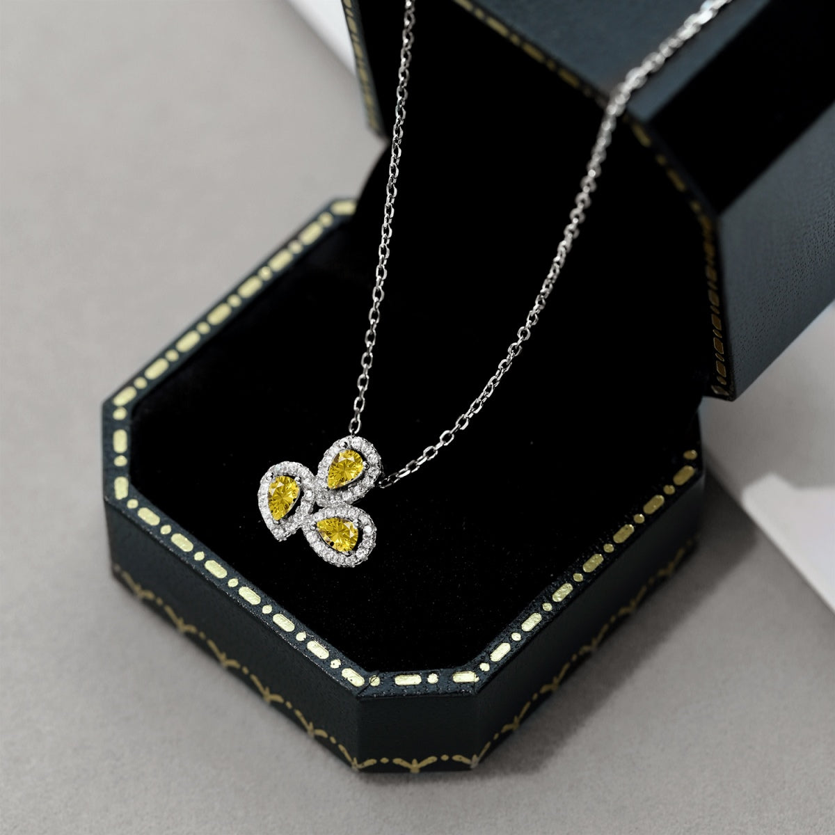 [Oramore Jewelry]Elegant Flower Shape Pear Cut Necklace