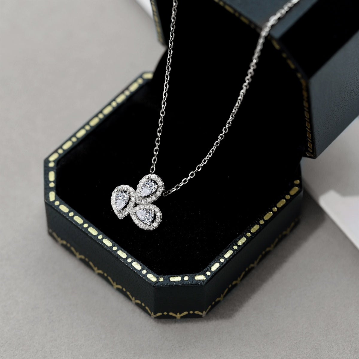 [Oramore Jewelry]Elegant Flower Shape Pear Cut Necklace