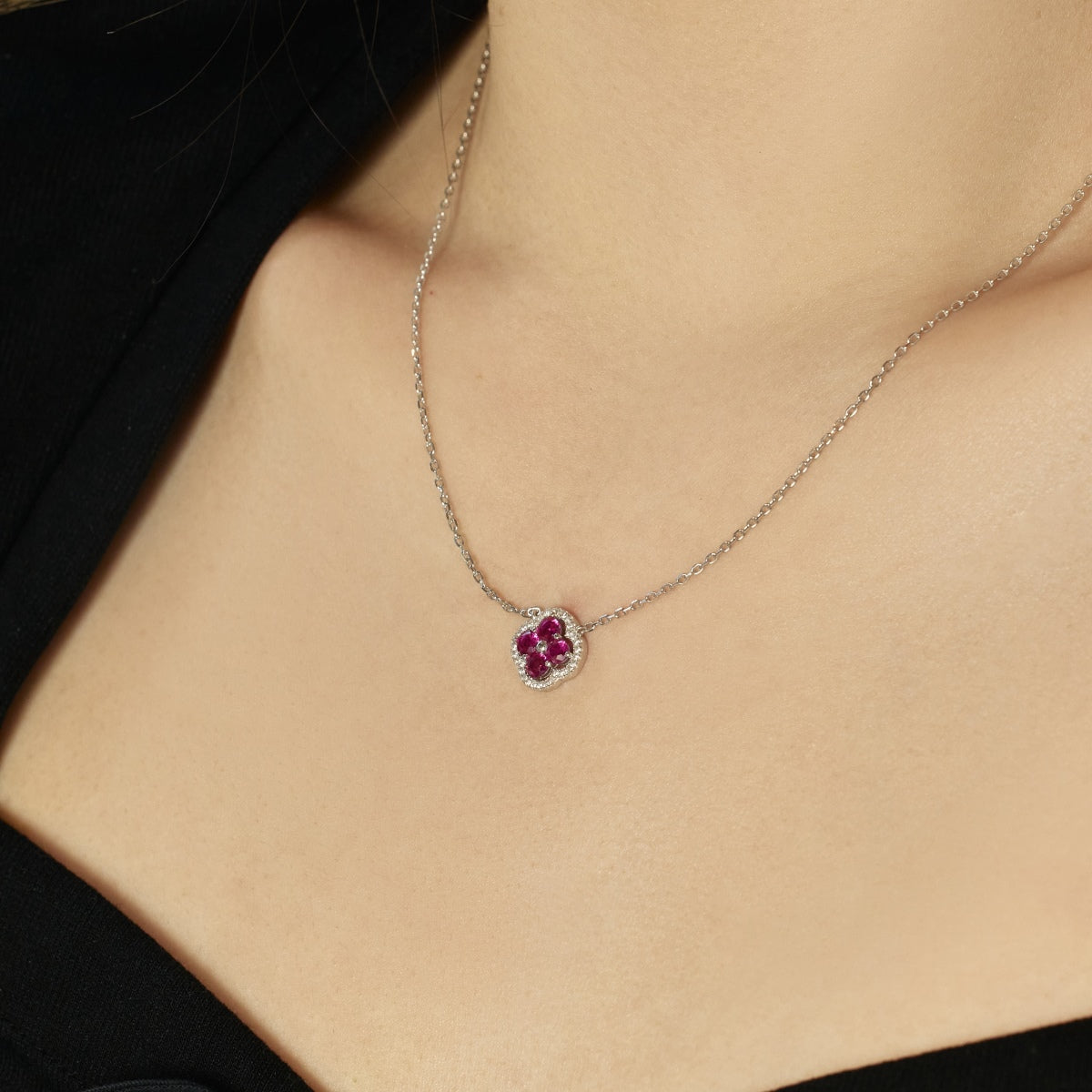 [Oramore Jewelry]Exquisite Necklace With Four-Leaf Clover Flower Design