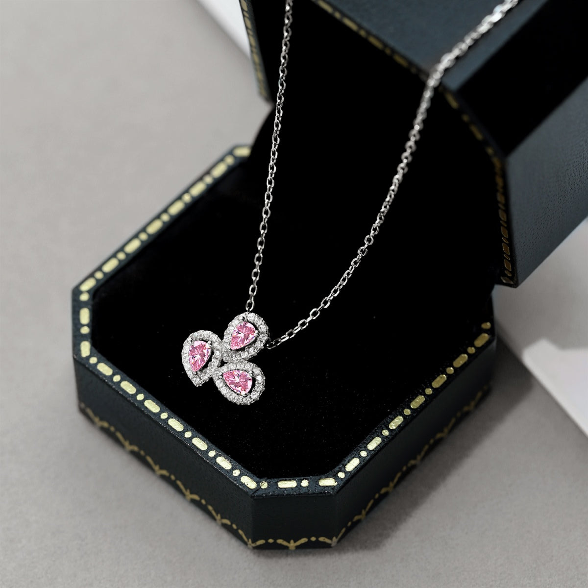 [Oramore Jewelry]Elegant Flower Shape Pear Cut Necklace