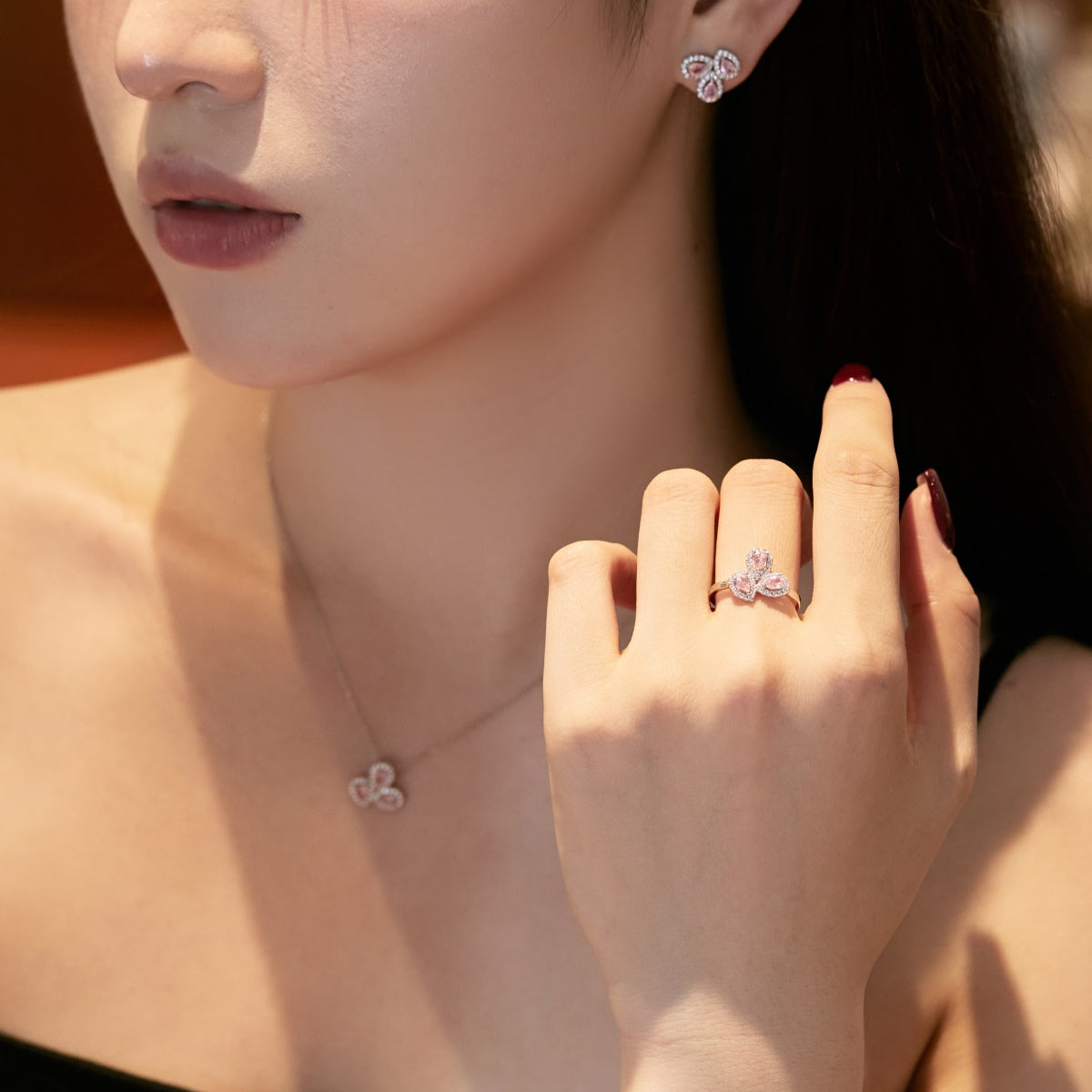 [Oramore Jewelry]Elegant Flower Shape Pear Cut Necklace