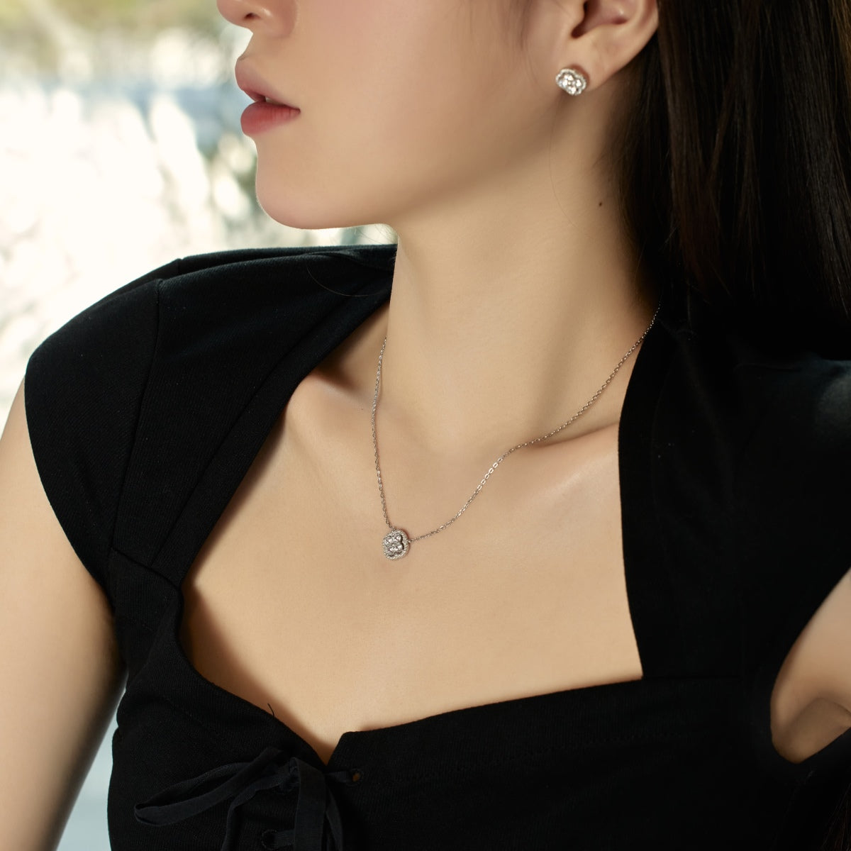 [Oramore Jewelry]Exquisite Necklace With Four-Leaf Clover Flower Design