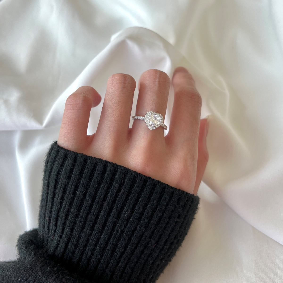 [Oramore Jewelry]Eternity Splashy Romantic Heart Shape Lover Ring