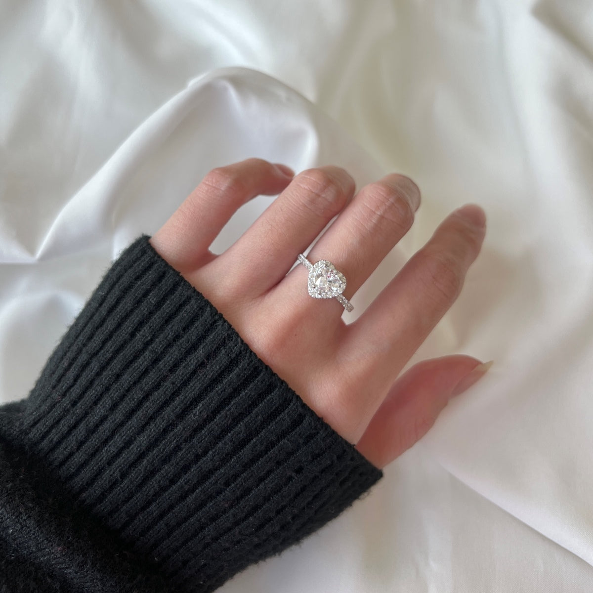 [Oramore Jewelry]Eternity Splashy Romantic Heart Shape Lover Ring