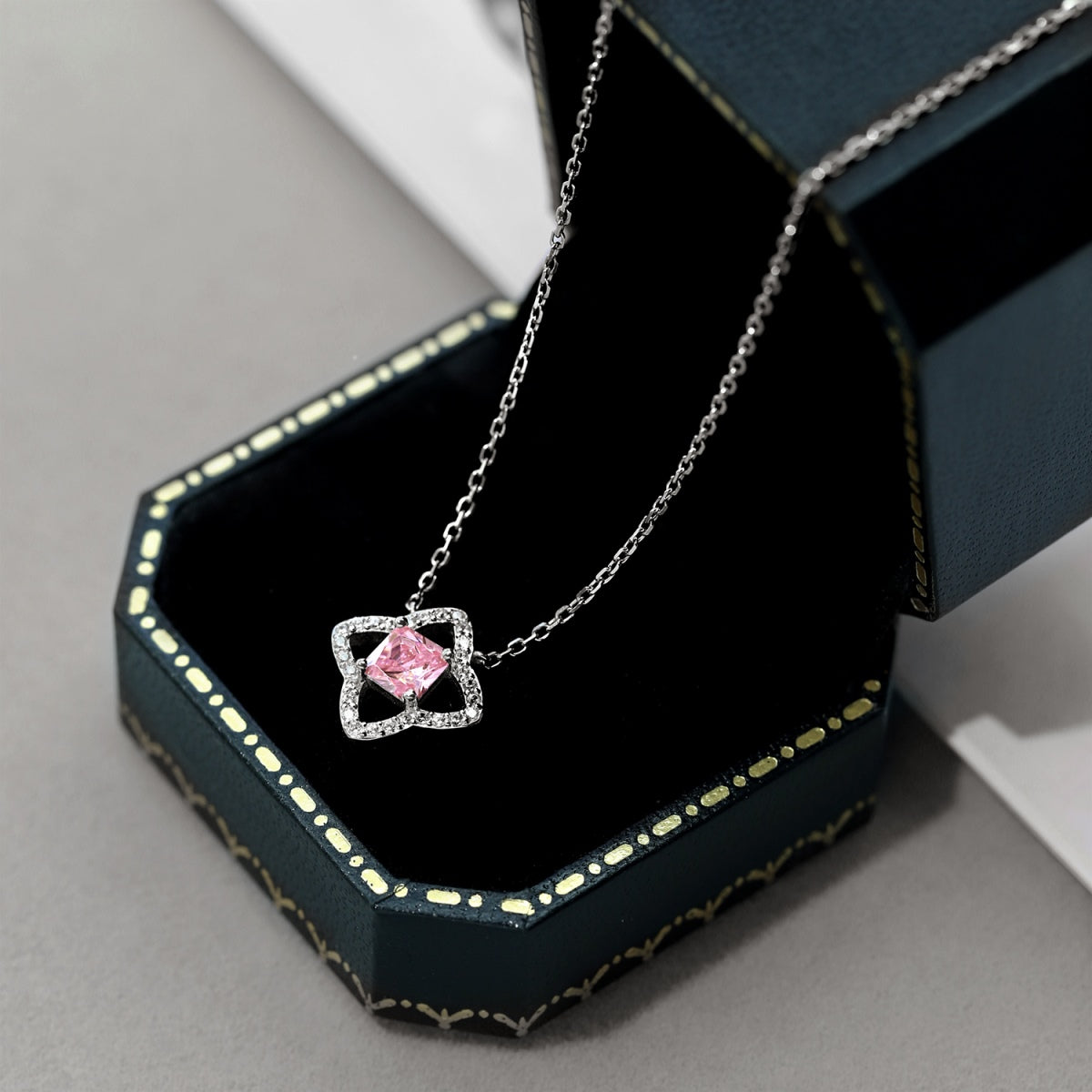 [Oramore Jewelry]Exquisite Flower Shape Princess Cut Necklace