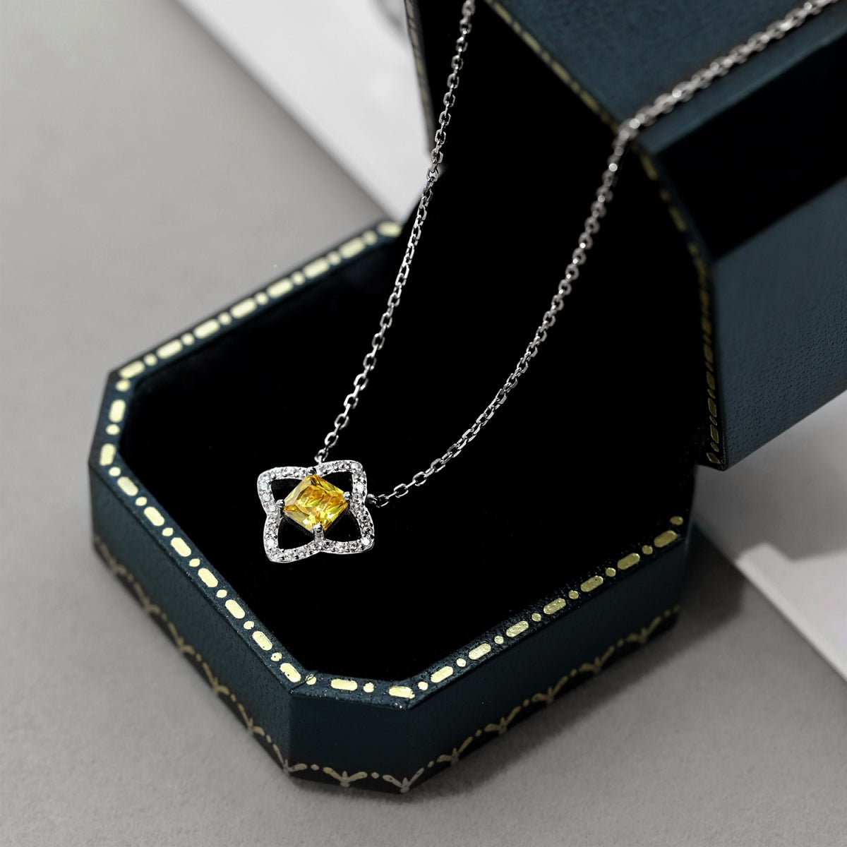 [Oramore Jewelry]Exquisite Flower Shape Princess Cut Necklace