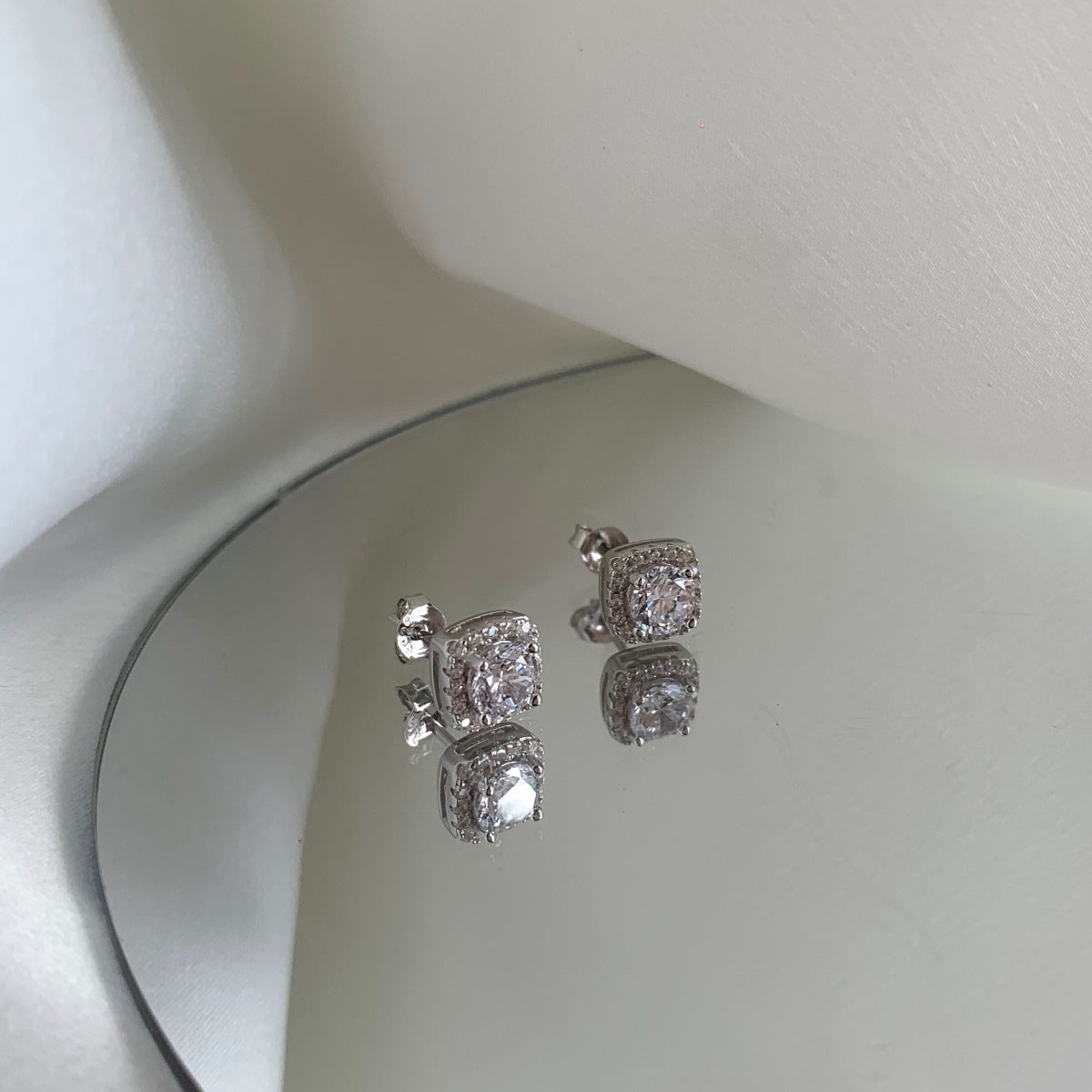 [Oramore Jewelry]Classic Round Center Stone Stud Earrings