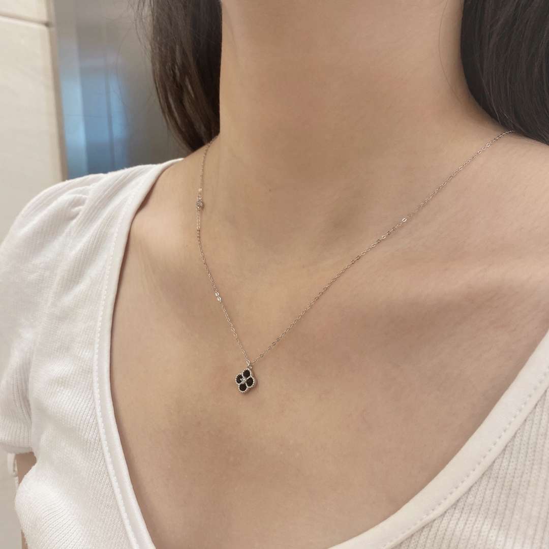 [Oramore Jewelry]Delicate Flower Shape Necklace