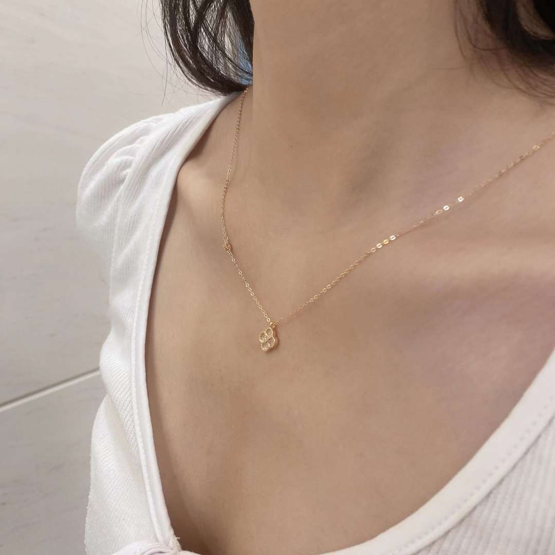 [Oramore Jewelry]Delicate Flower Shape Necklace