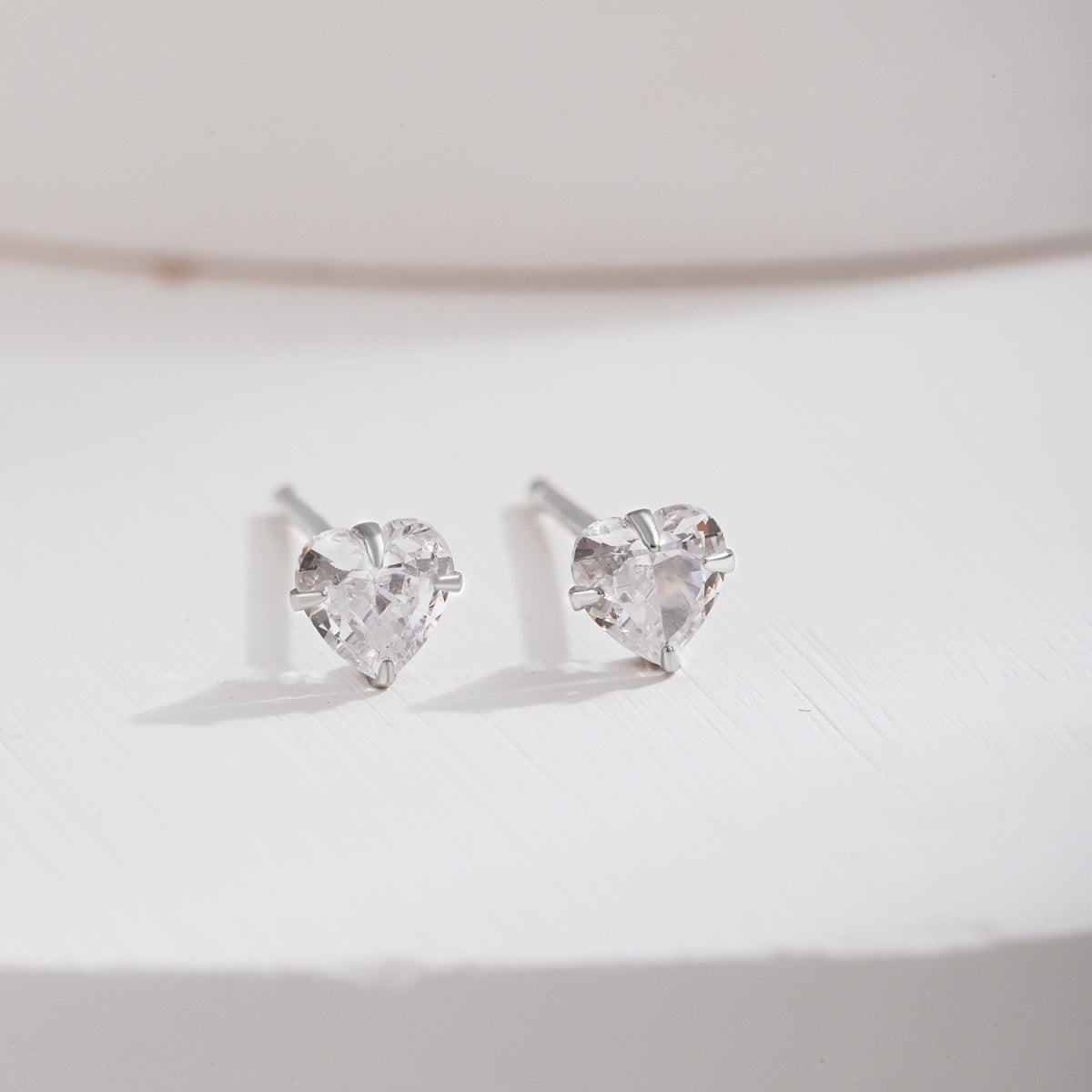 [Oramore Jewelry]Sparkling Heart Shaped Simple Earrings