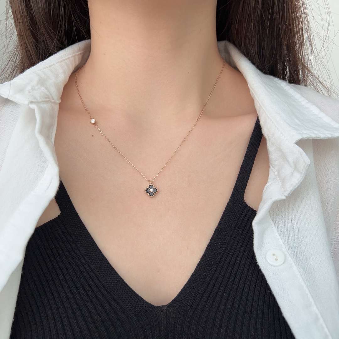 [Oramore Jewelry]Delicate Flower Shape Necklace