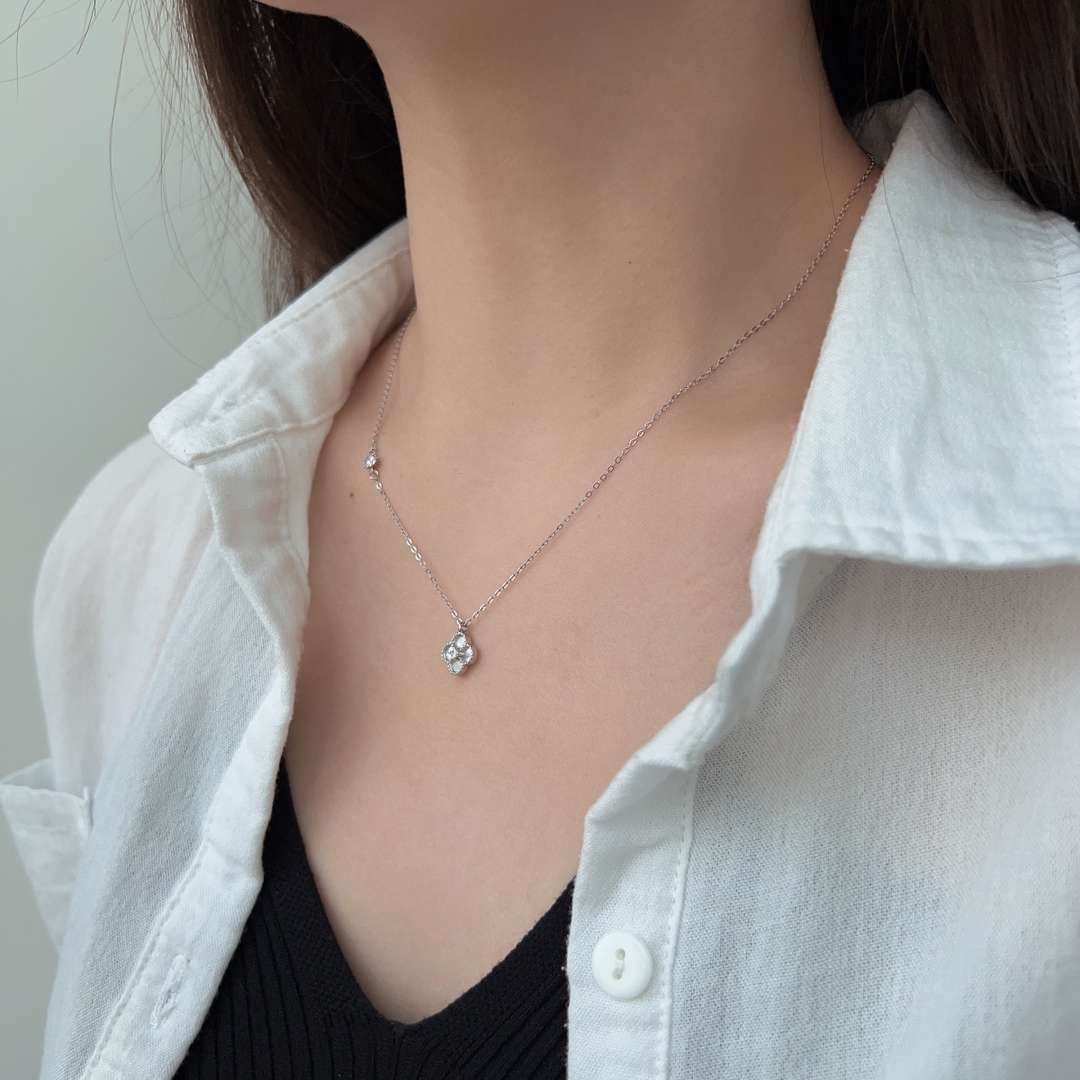 [Oramore Jewelry]Delicate Flower Shape Necklace
