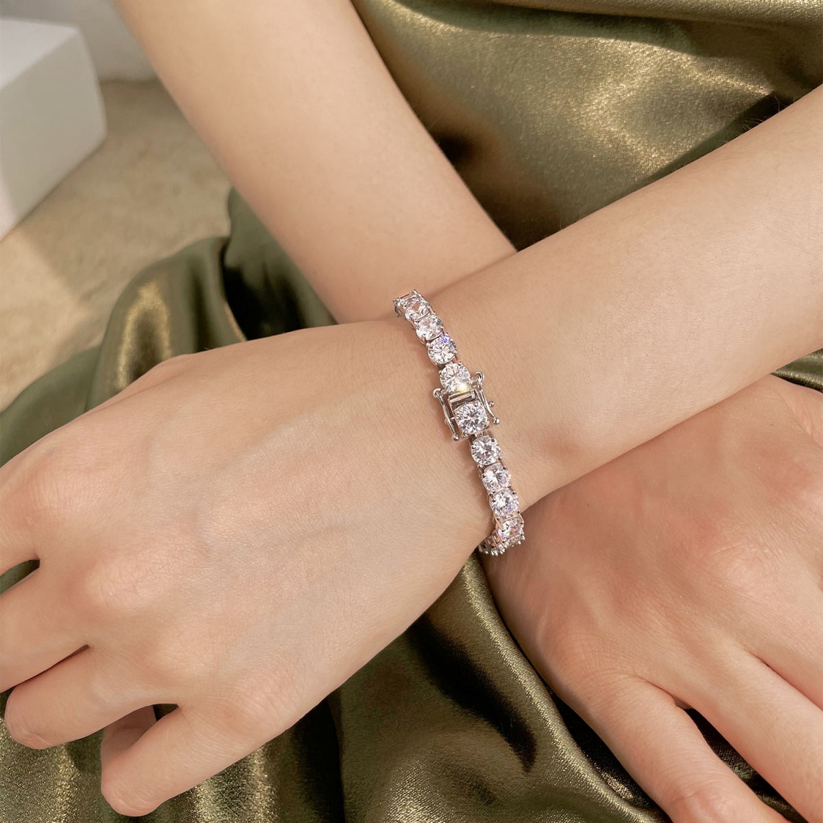 [Oramore Jewelry]0.75 Carat Dazzling Round Cut Wedding Bracelet