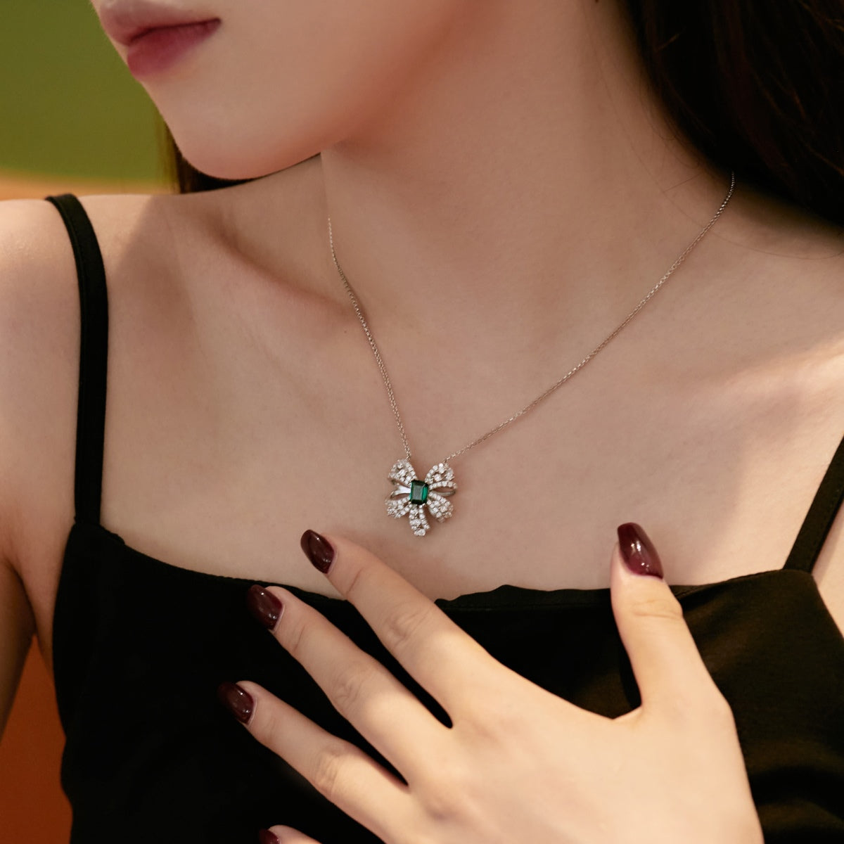 [Oramore Jewelry]Luxurious Flower Shape Emerald Cut Necklace