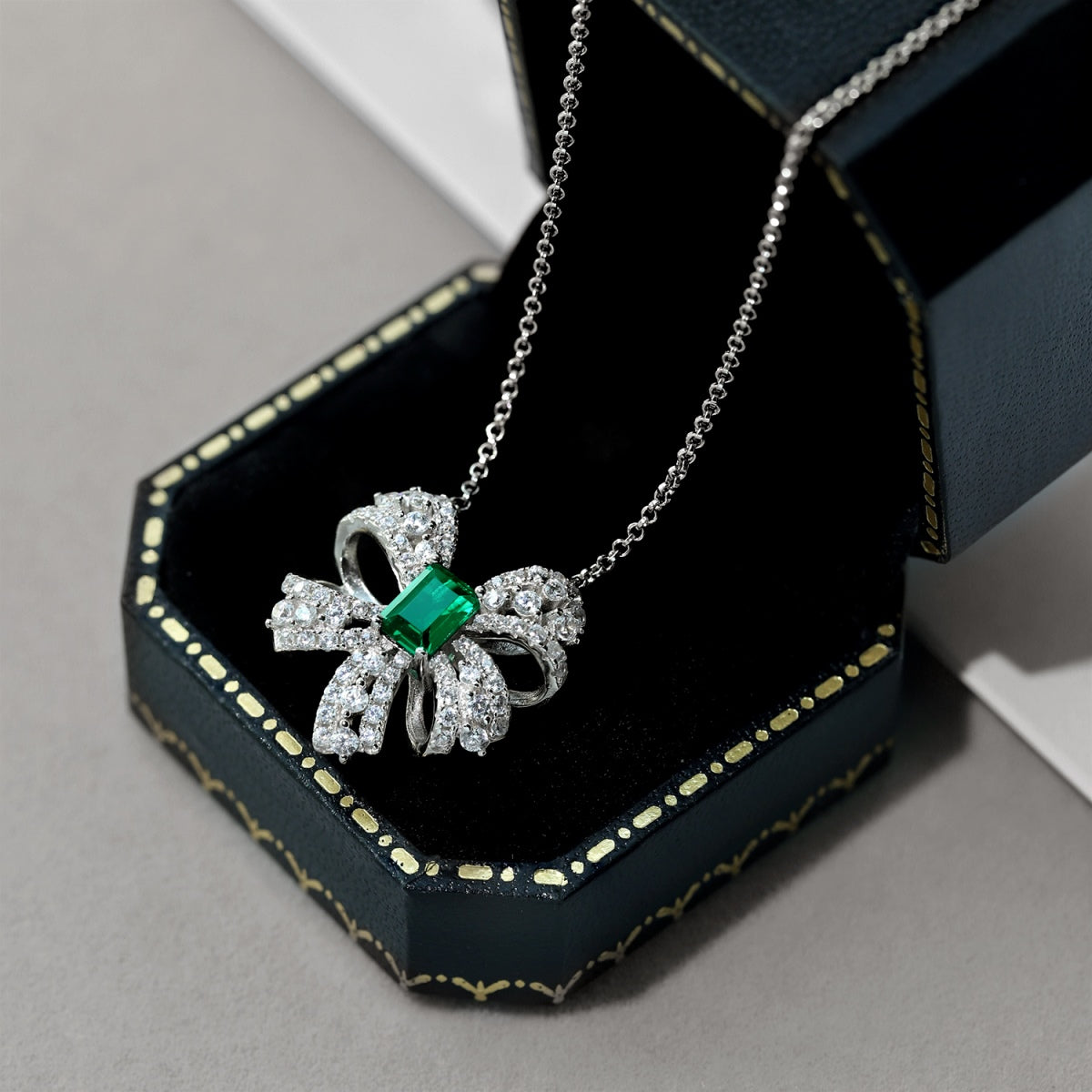 [Oramore Jewelry]Luxurious Flower Shape Emerald Cut Necklace