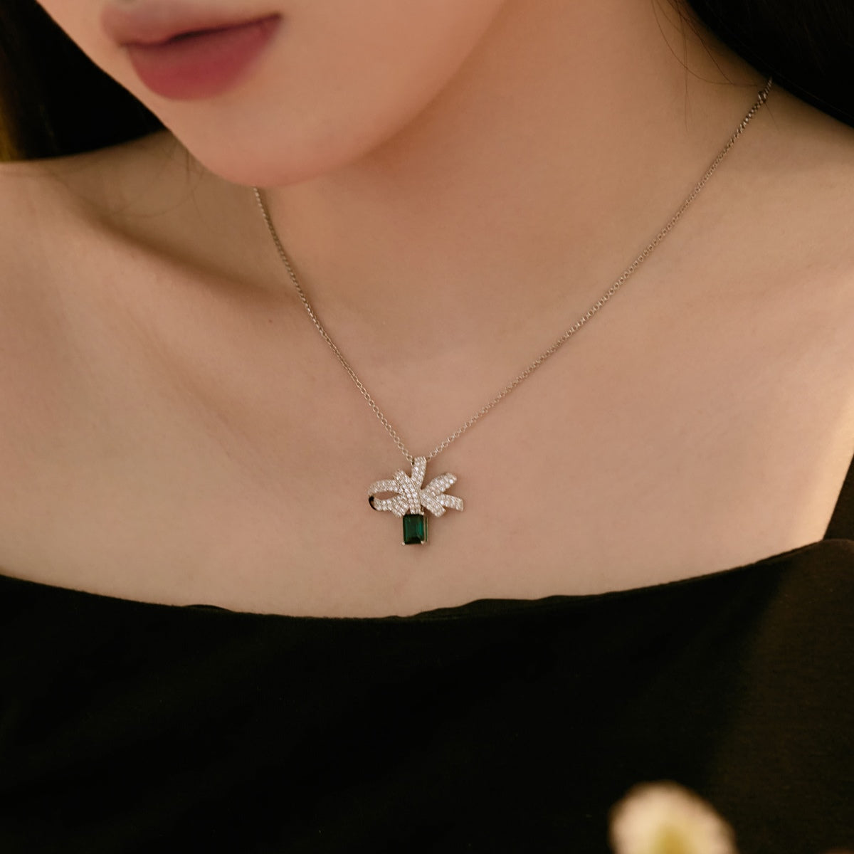 [Oramore Jewelry]Luxurious Flower Shape Emerald Cut Necklace
