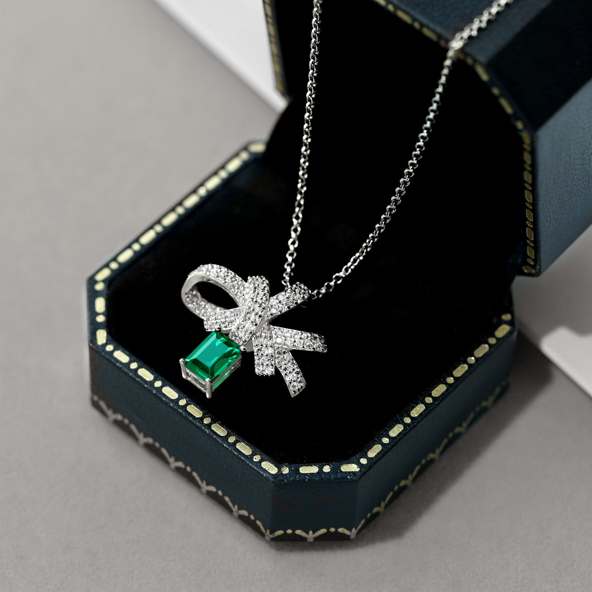 [Oramore Jewelry]Luxurious Flower Shape Emerald Cut Necklace