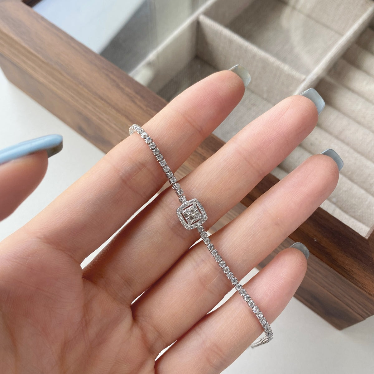 [Oramore Jewelry]Luxurious Dazzling Square Shape Banquet Bracelet