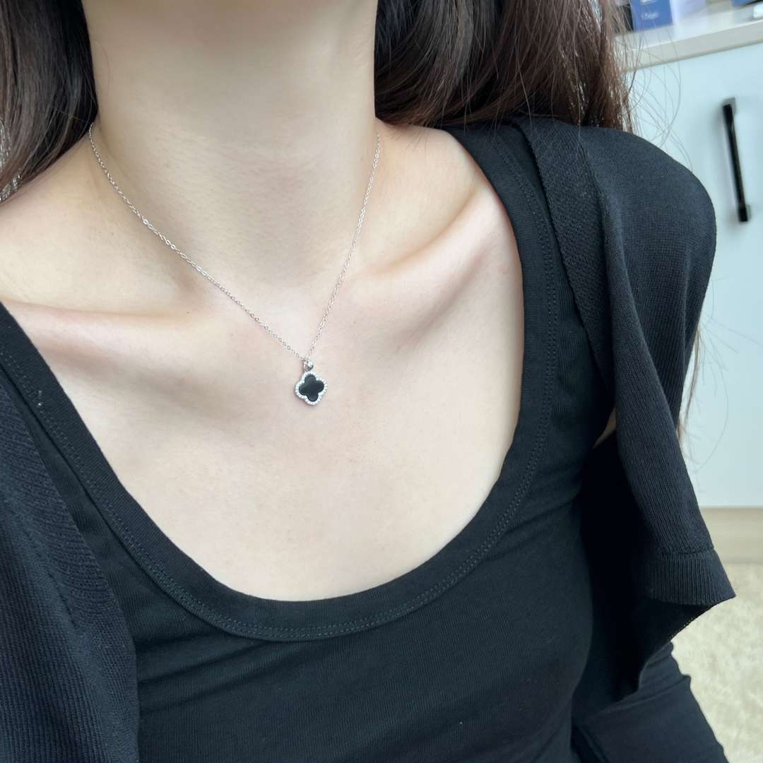[Oramore Jewelry]Dainty Flower Shape Necklace