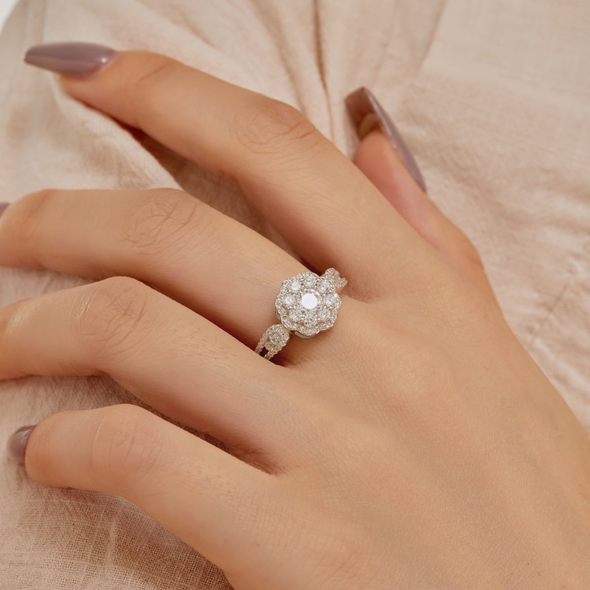 [Oramore Jewelry]Delicate Colorful Round Cut Flower Shape Wedding Ring