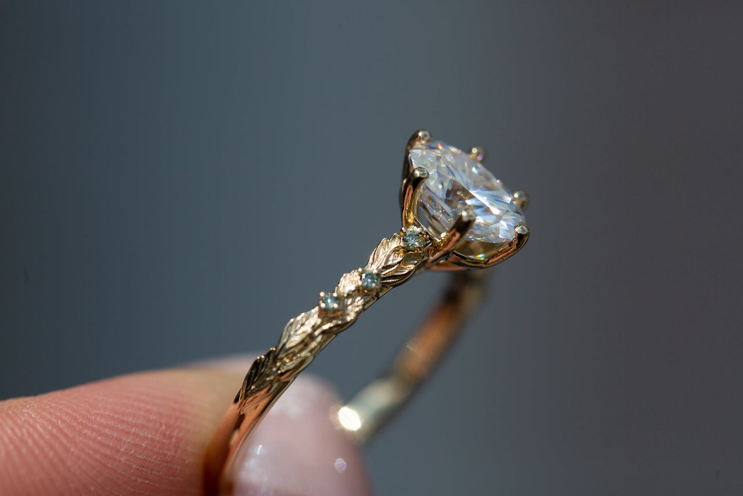 [Oramore Jewelry]Rowan setting with oval moissanite and mint diamonds