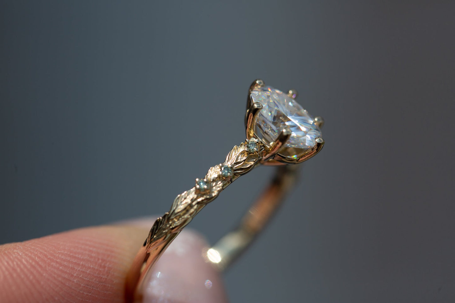 [Oramore Jewelry]Rowan setting with oval moissanite and mint diamonds