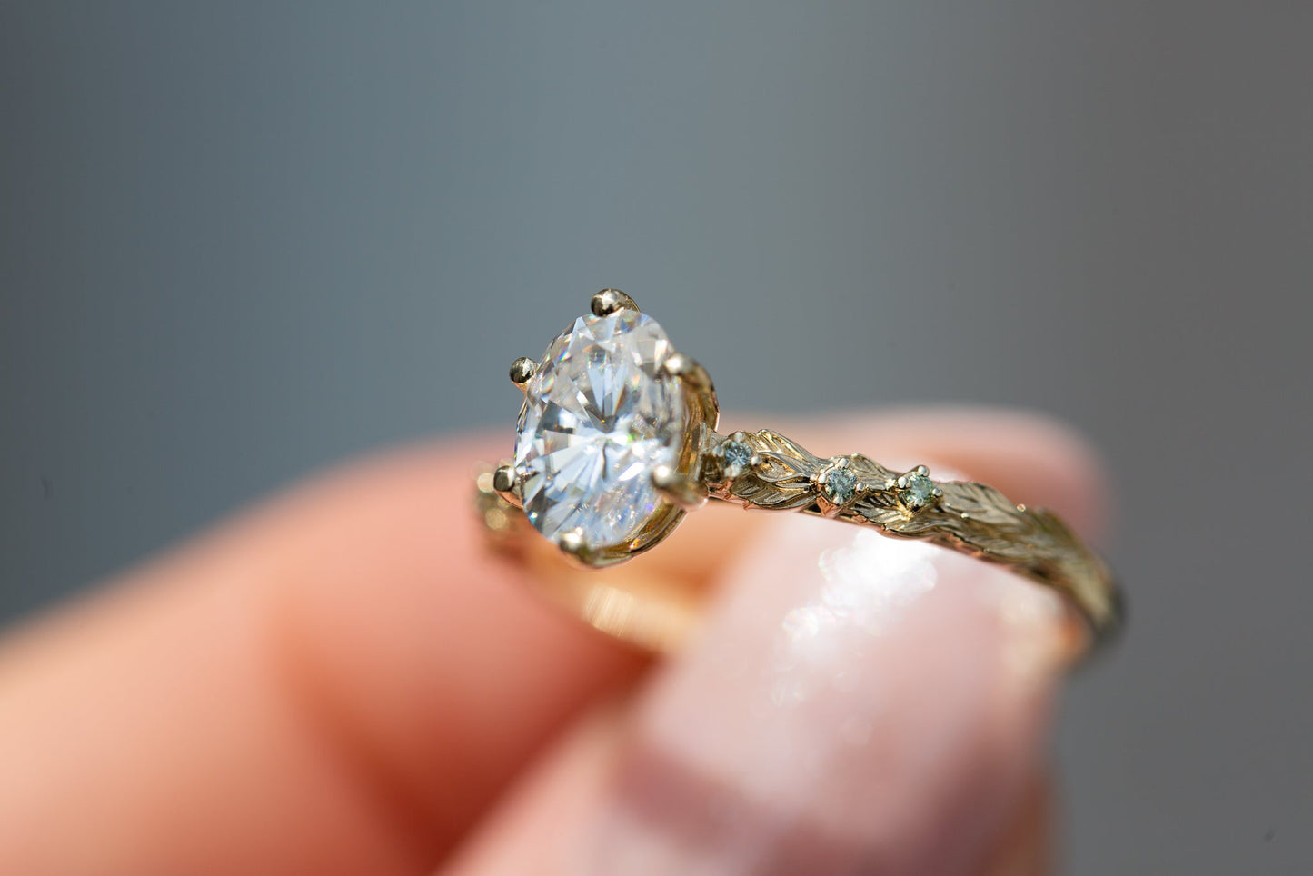 [Oramore Jewelry]Rowan setting with oval moissanite and mint diamonds