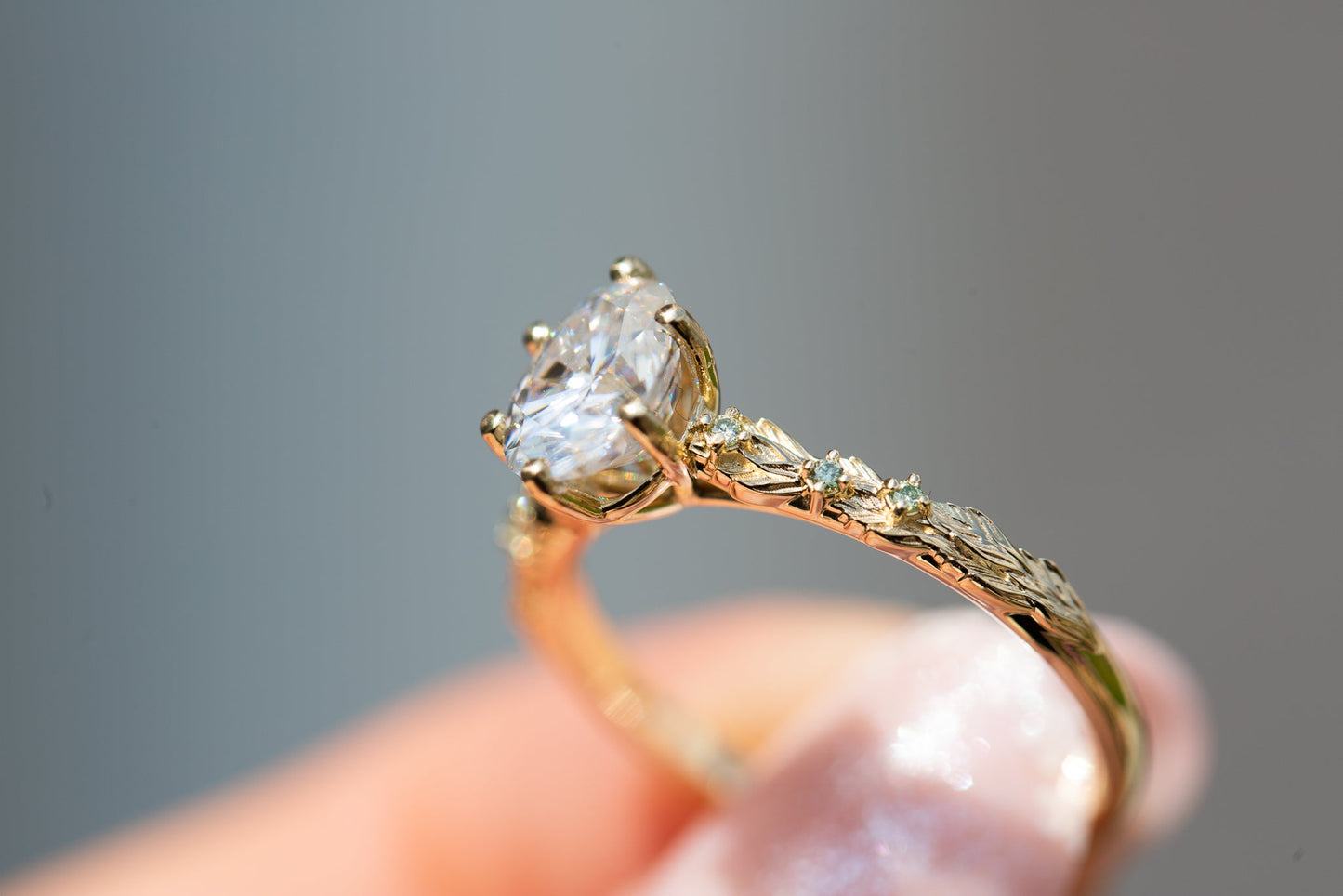 [Oramore Jewelry]Rowan setting with oval moissanite and mint diamonds