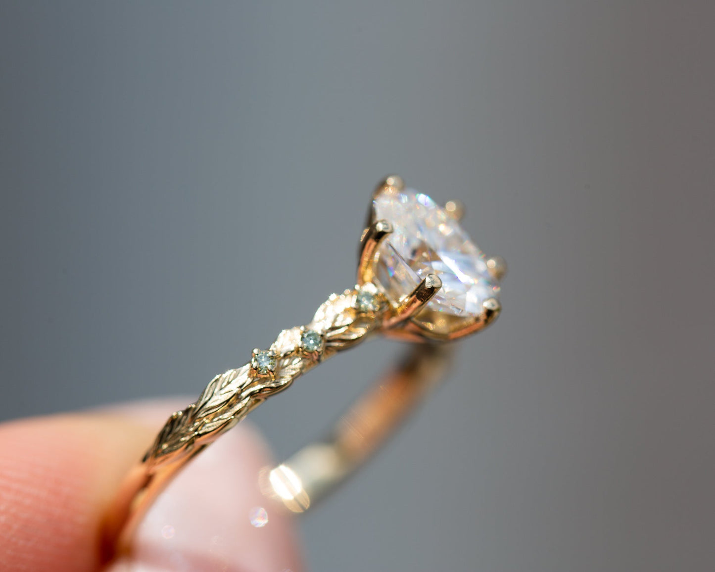 [Oramore Jewelry]Rowan setting with oval moissanite and mint diamonds