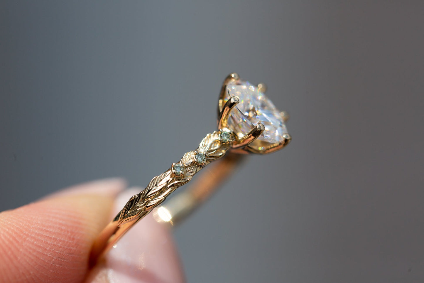 [Oramore Jewelry]Rowan setting with oval moissanite and mint diamonds