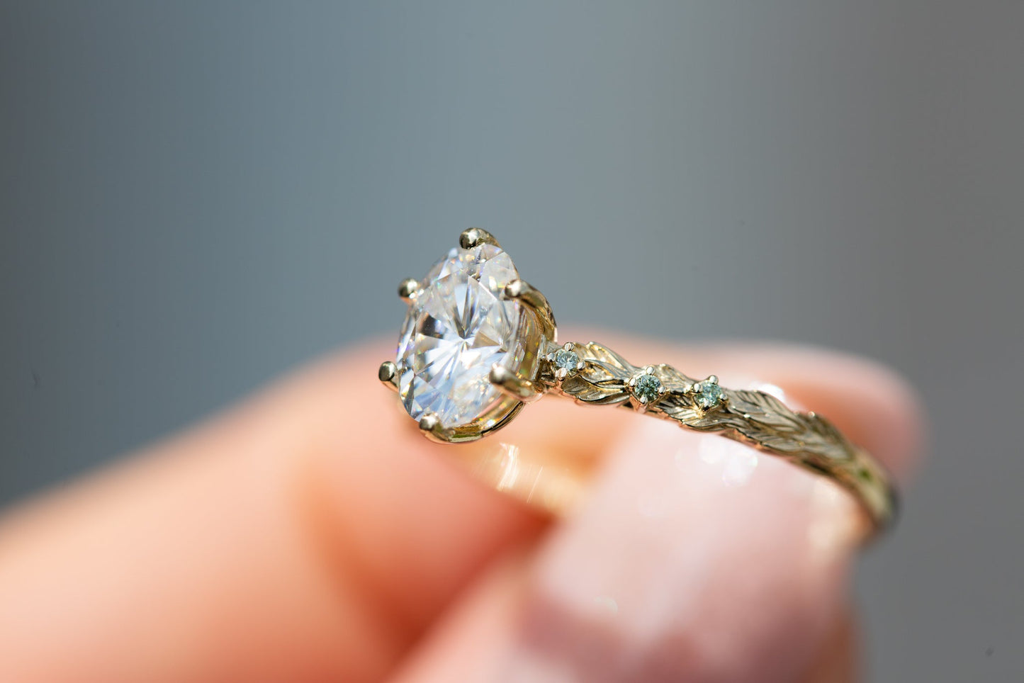 [Oramore Jewelry]Rowan setting with oval moissanite and mint diamonds