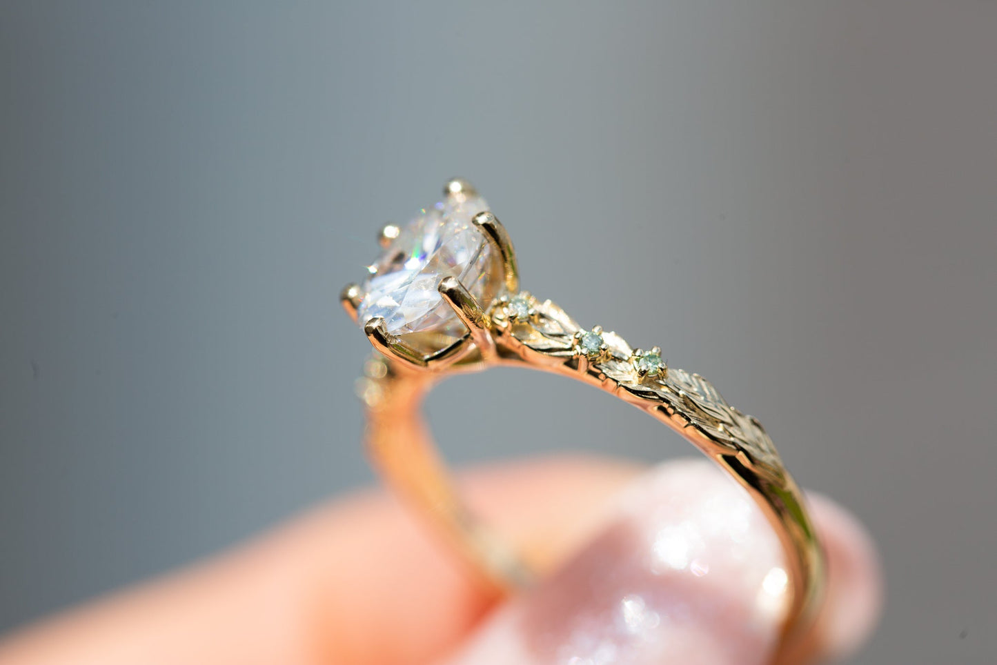 [Oramore Jewelry]Rowan setting with oval moissanite and mint diamonds