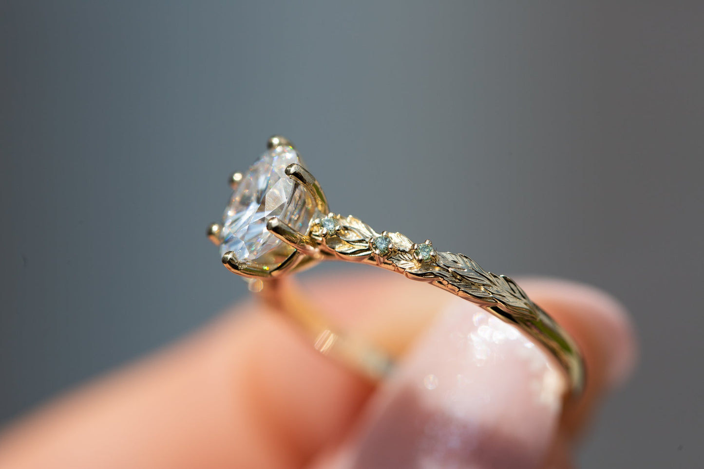 [Oramore Jewelry]Rowan setting with oval moissanite and mint diamonds