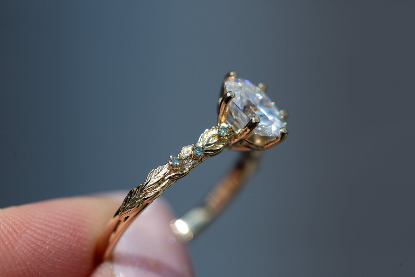 [Oramore Jewelry]Rowan setting with oval moissanite and mint diamonds