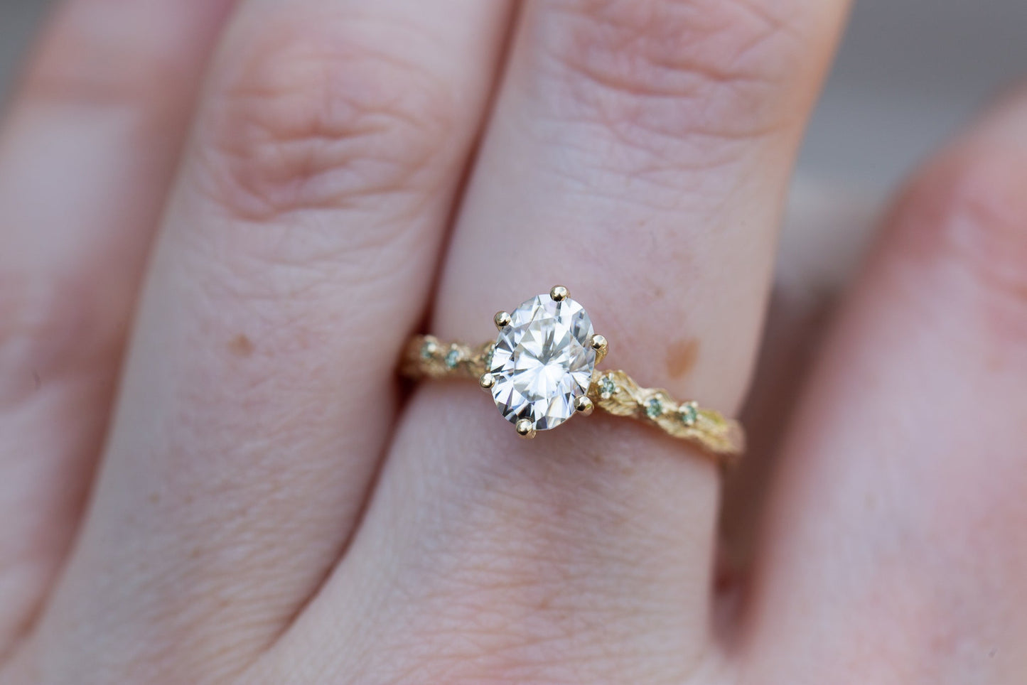 [Oramore Jewelry]Rowan setting with oval moissanite and mint diamonds