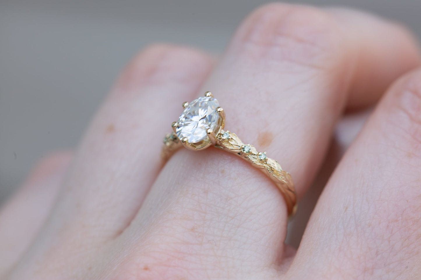 [Oramore Jewelry]Rowan setting with oval moissanite and mint diamonds