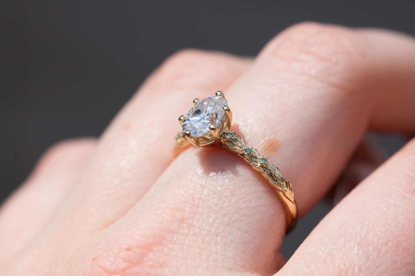 [Oramore Jewelry]Rowan setting with oval moissanite and mint diamonds