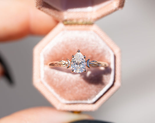 [Oramore Jewelry]Pear moissanite crescent moon leaf ring