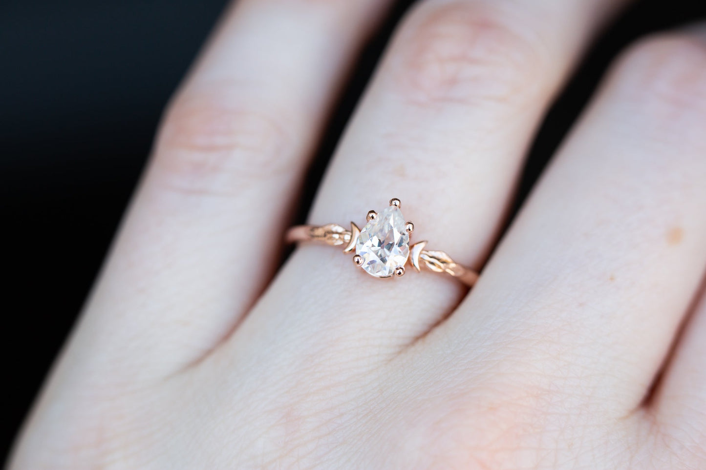 [Oramore Jewelry]Pear moissanite crescent moon leaf ring