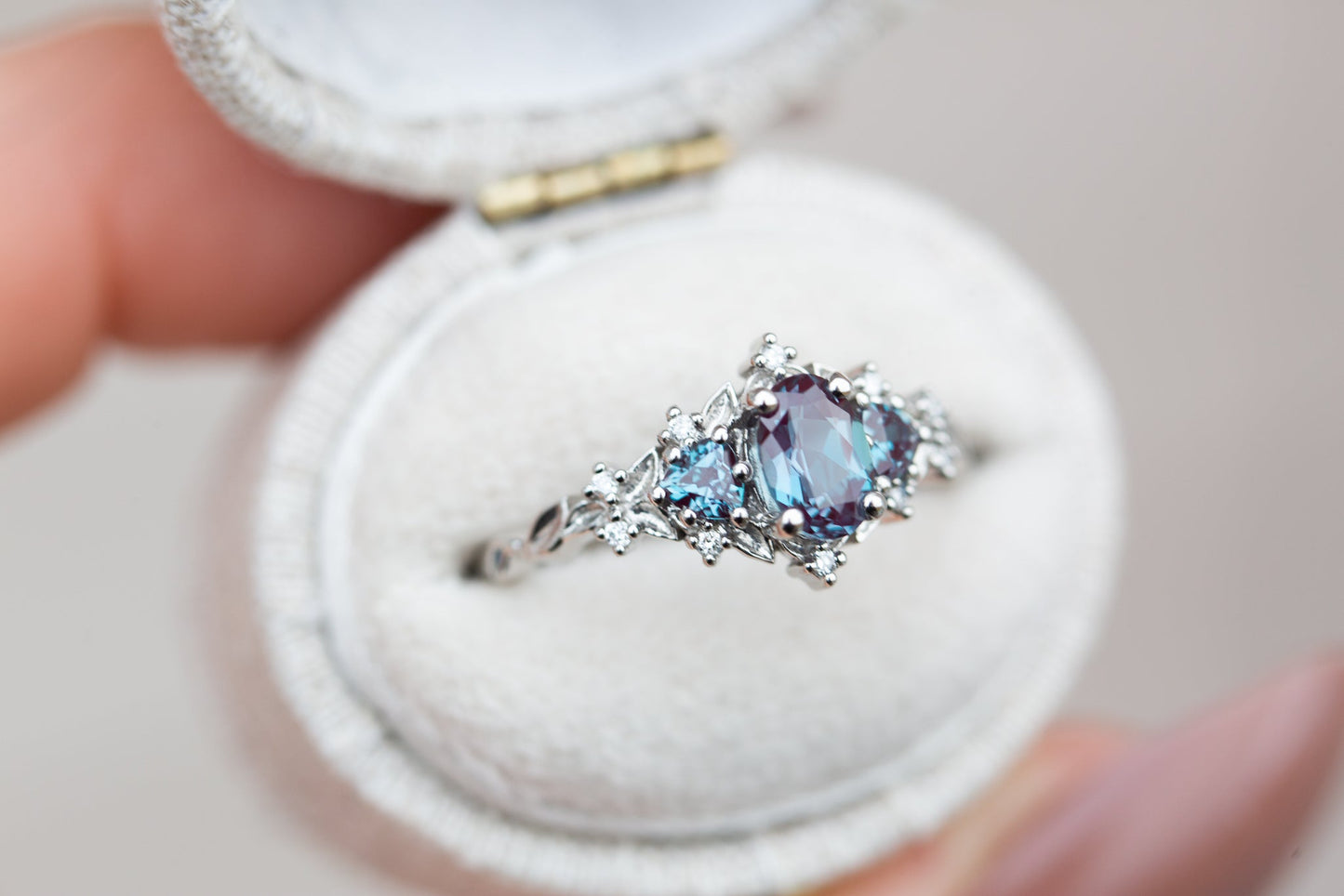 [Oramore Jewelry]Briar rose three stone with oval alexandrite and alexandrite side stones