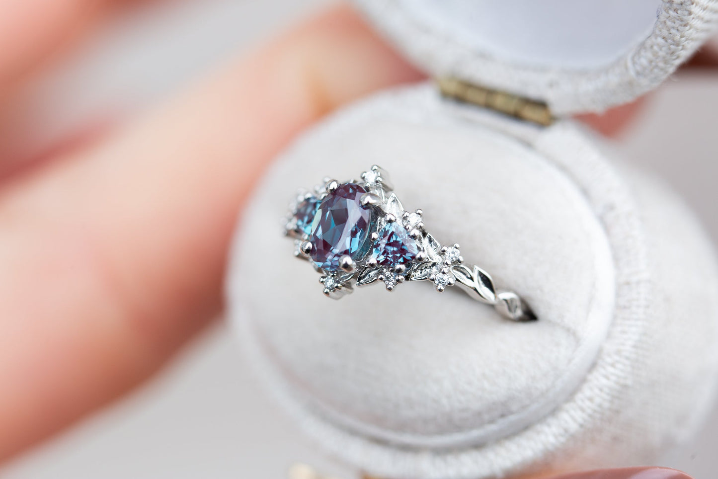 [Oramore Jewelry]Briar rose three stone with oval alexandrite and alexandrite side stones