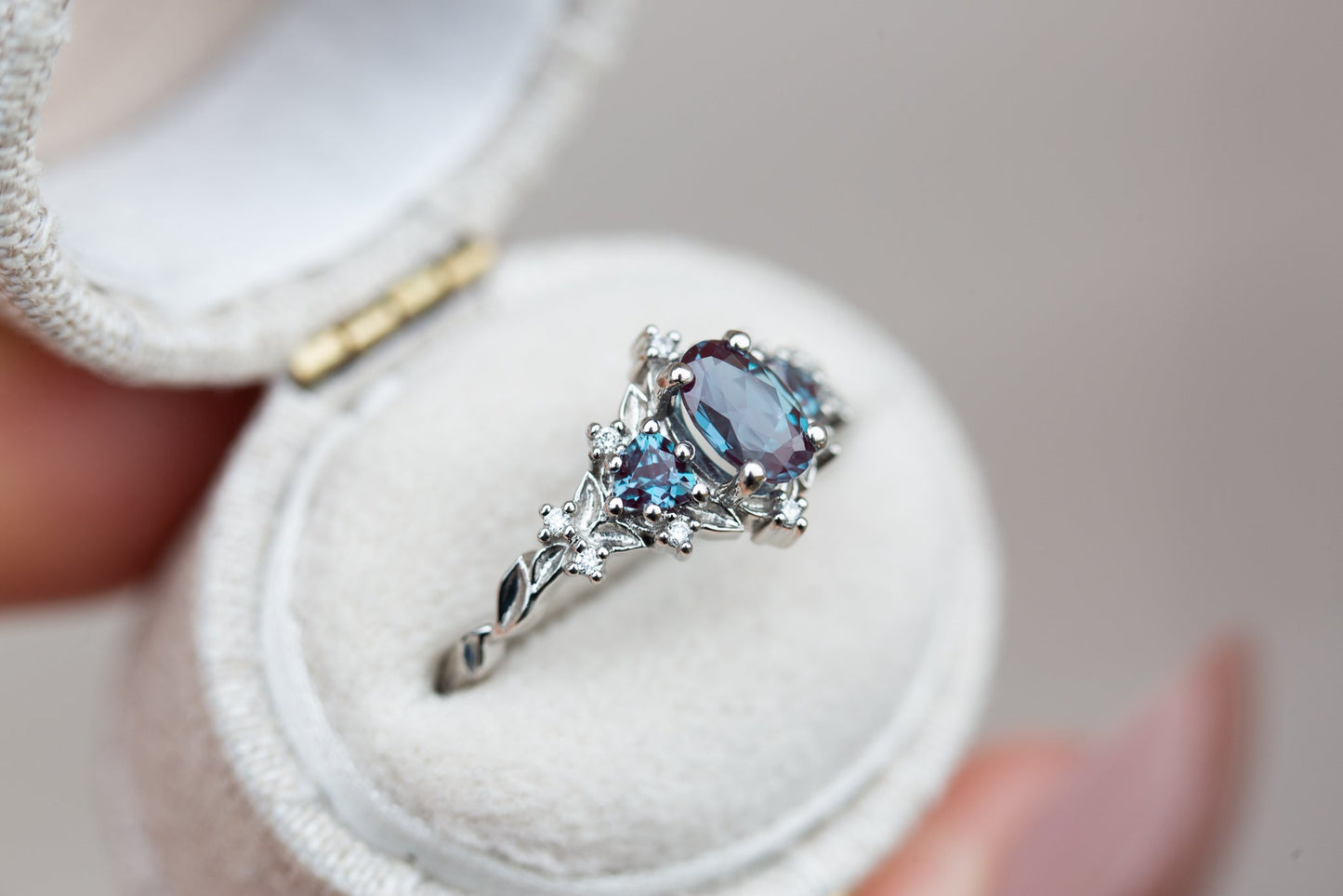 [Oramore Jewelry]Briar rose three stone with oval alexandrite and alexandrite side stones