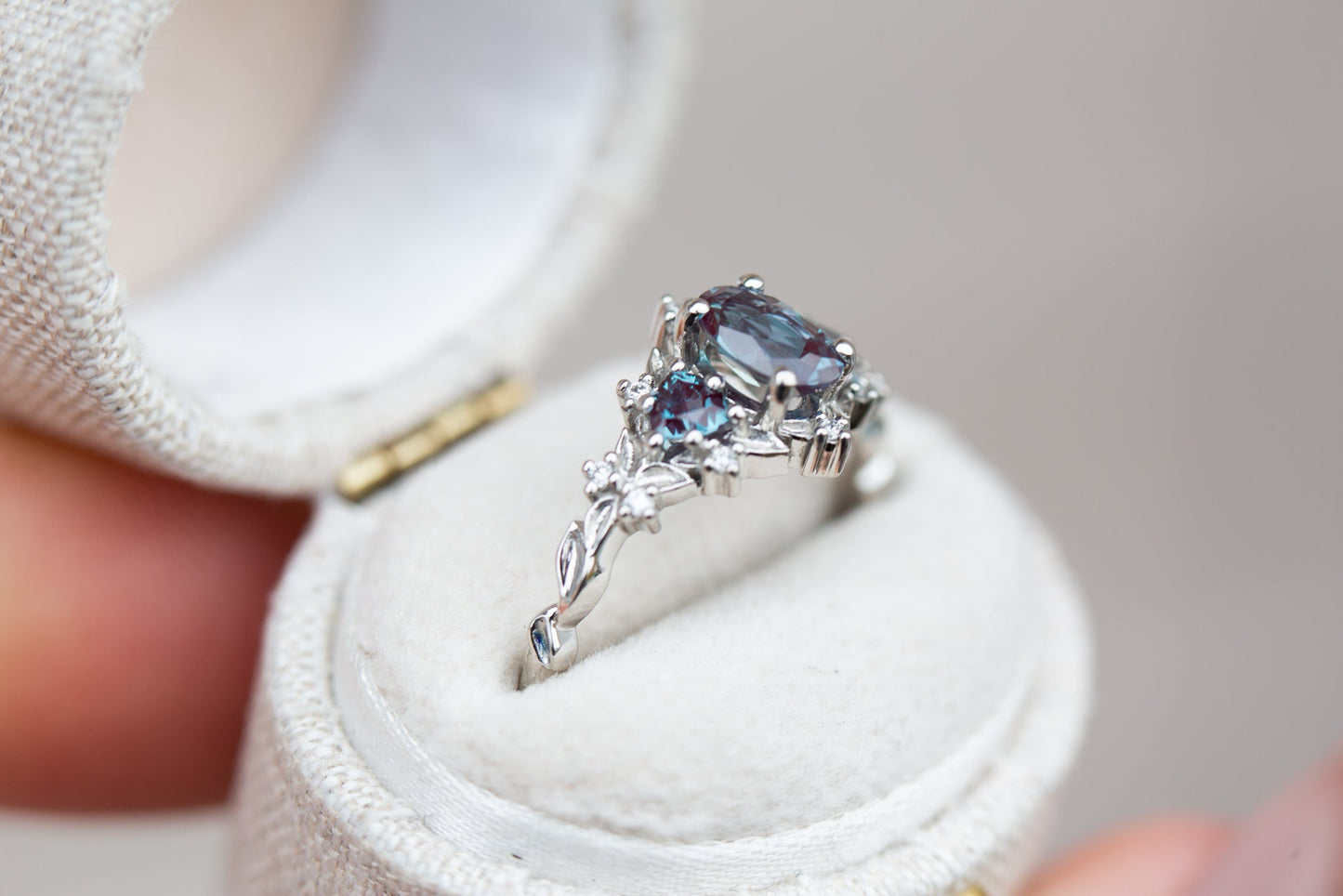 [Oramore Jewelry]Briar rose three stone with oval alexandrite and alexandrite side stones