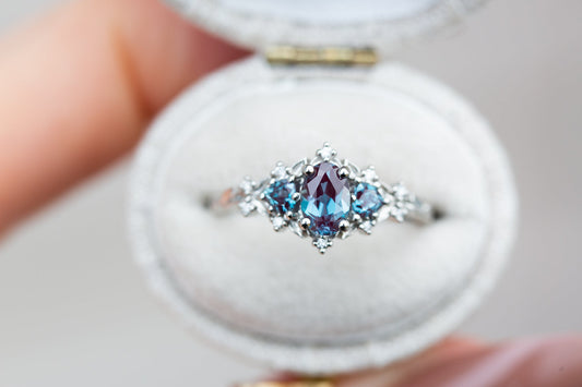 [Oramore Jewelry]Briar rose three stone with oval alexandrite and alexandrite side stones